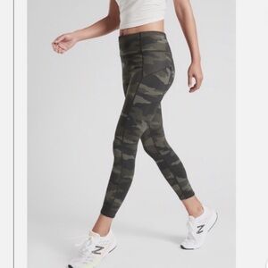 Athleta Camo Contender 7/8 Leggings w Zipper Pockets